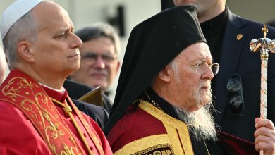 Σήμερα ο Πάπας Λέων ΙΔ’ επισκέπτεται το Φανάρι, όπου θα συναντηθεί με τον Οικουμενικό Πατριάρχη Βαρθολομαίο, συνεχίζοντας το πρόγραμμα
