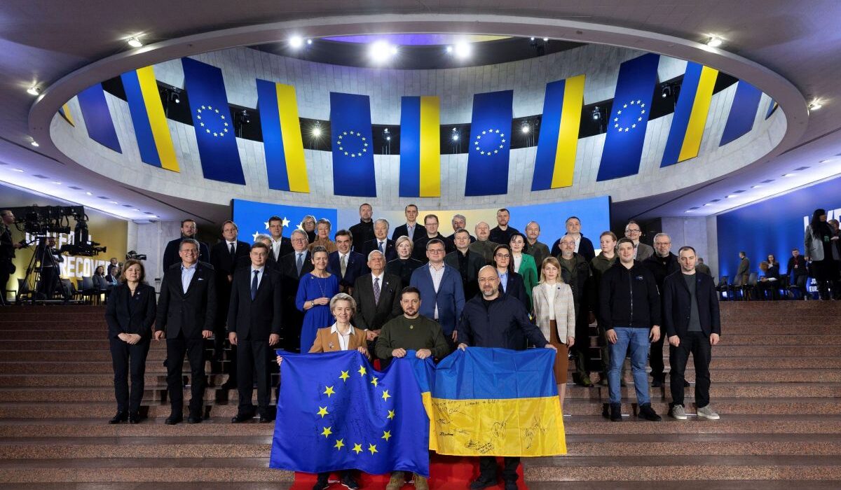 Ο Απρίλιος πλησιάζει και με αυτόν η «κλεψύδρα» των οικονομικών της Ουκρανίας δείχνει να αδειάζει, φέρνοντας την κυβέρνηση σε επείγουσα