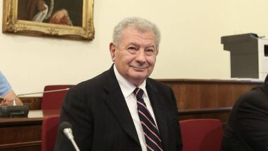 Η οικογένεια του πρώην υπουργού Σήφη Βαλυράκη καταγγέλλει ότι οι δύο κατηγορούμενοι λιμενικοί φέρονται να παραποίησαν τη μηχανή του