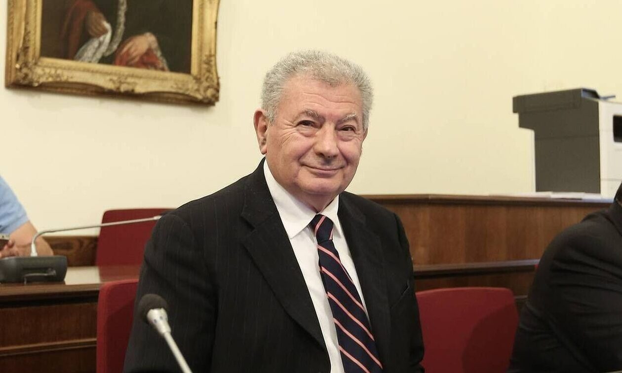 Η οικογένεια του πρώην υπουργού Σήφη Βαλυράκη καταγγέλλει ότι οι δύο κατηγορούμενοι λιμενικοί φέρονται να παραποίησαν τη μηχανή του