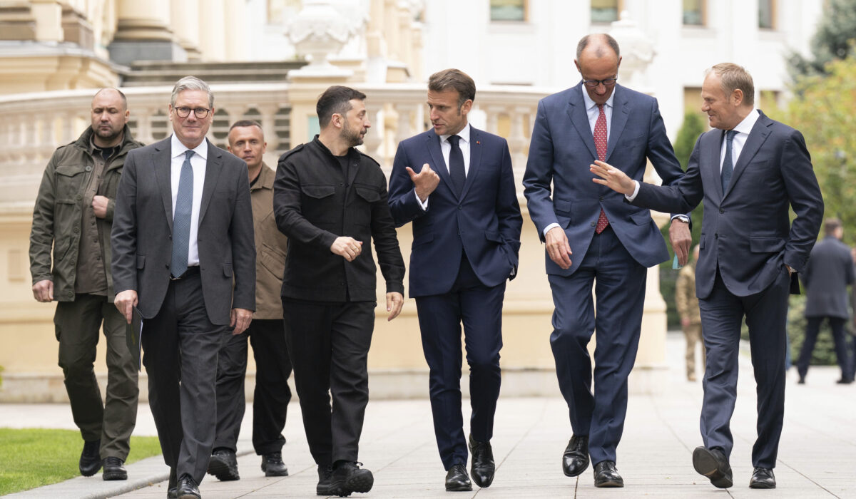 Tα σκάνδαλα διαφθοράς στην «αυλή» του Ζελένσκι δεν φαίνεται να πτοούν τις Βρυξέλλες, που ετοιμάζουν σύνοδο στην Λβίβ και νέο πακέτο