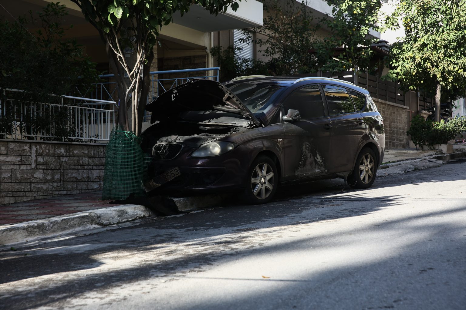 Συναγερμός σήμανε τα ξημερώματα της Τετάρτης στη Νίκαια, όταν άγνωστοι δράστες έβαλαν φωτιά στο αυτοκίνητο ενός αρχιφύλακα