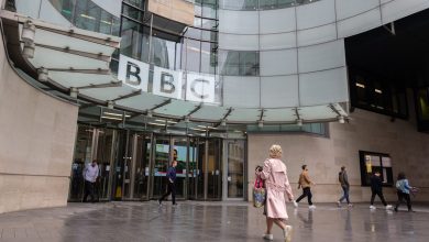 Η ηγεσία του BBC βρίσκεται σε πανικό, καθώς η παραίτηση των κορυφαίων στελεχών του προκαλεί πολιτική θύελλα στο Ηνωμένο