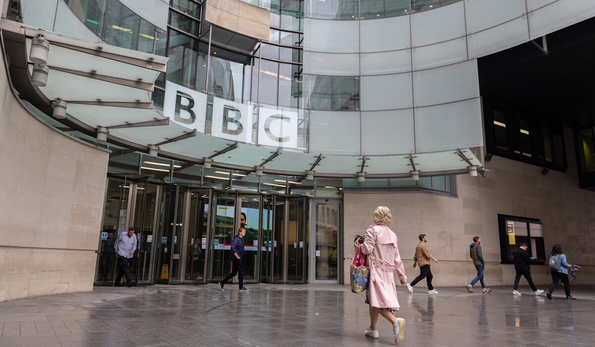 Η ηγεσία του BBC βρίσκεται σε πανικό, καθώς η παραίτηση των κορυφαίων στελεχών του προκαλεί πολιτική θύελλα στο Ηνωμένο