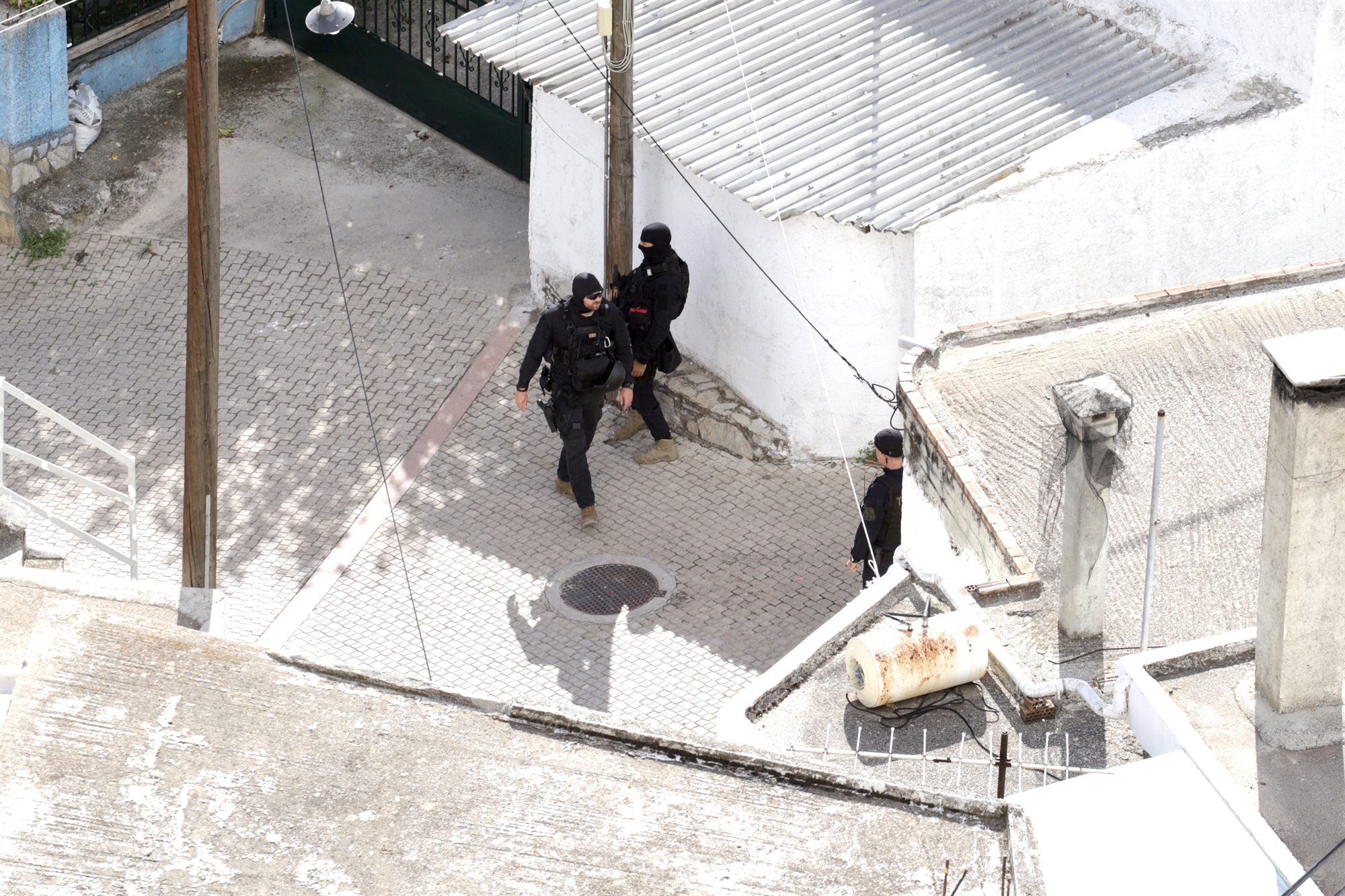 Βορίζια: Καρέ-καρέ κατέγραψε κάμερα κινητού τηλεφώνου πυροβολισμούς από ταράτσα, από τον 43χρονο γαμπρό του Φανούρη Καργάκη, την ημέρα του