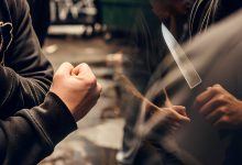 Αποτέλεσμα αιματηρής συμπλοκής ανάμεσα σε τουλάχιστον οκτώ οπαδούς δύο διαφορετικών ομάδων, έπειτα από ραντεβού θανάτου που είχαν δώσει οι δύο παρέες, σε ένα από τα κεντρικότερα σημεία της Χαλκίδας