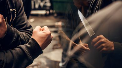 Αποτέλεσμα αιματηρής συμπλοκής ανάμεσα σε τουλάχιστον οκτώ οπαδούς δύο διαφορετικών ομάδων, έπειτα από ραντεβού θανάτου που είχαν δώσει οι δύο παρέες, σε ένα από τα κεντρικότερα σημεία της Χαλκίδας