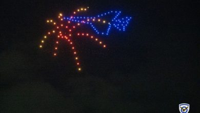 Τα drones ενώθηκαν στον αέρα και, με διάφορα χρώματα, σχημάτισαν μαχητικά αεροσκάφη της Πολεμικής Αεροπορίας