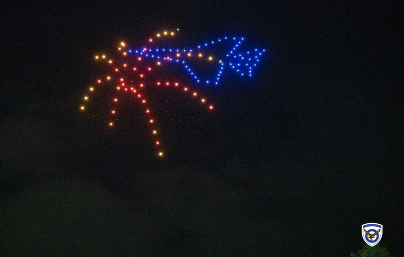 Τα drones ενώθηκαν στον αέρα και, με διάφορα χρώματα, σχημάτισαν μαχητικά αεροσκάφη της Πολεμικής Αεροπορίας