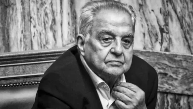 Η είδηση του θανάτου του Αλέκου Φλαμπουράρη, σε ηλικία 87 ετών, βύθισε στο πένθος τον κόσμο της Αριστεράς.