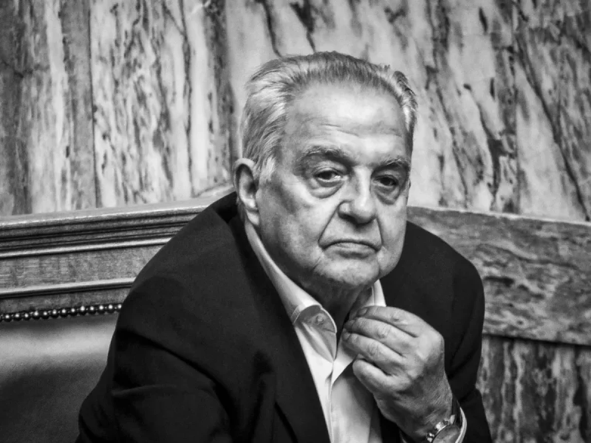 Η είδηση του θανάτου του Αλέκου Φλαμπουράρη, σε ηλικία 87 ετών, βύθισε στο πένθος τον κόσμο της Αριστεράς.