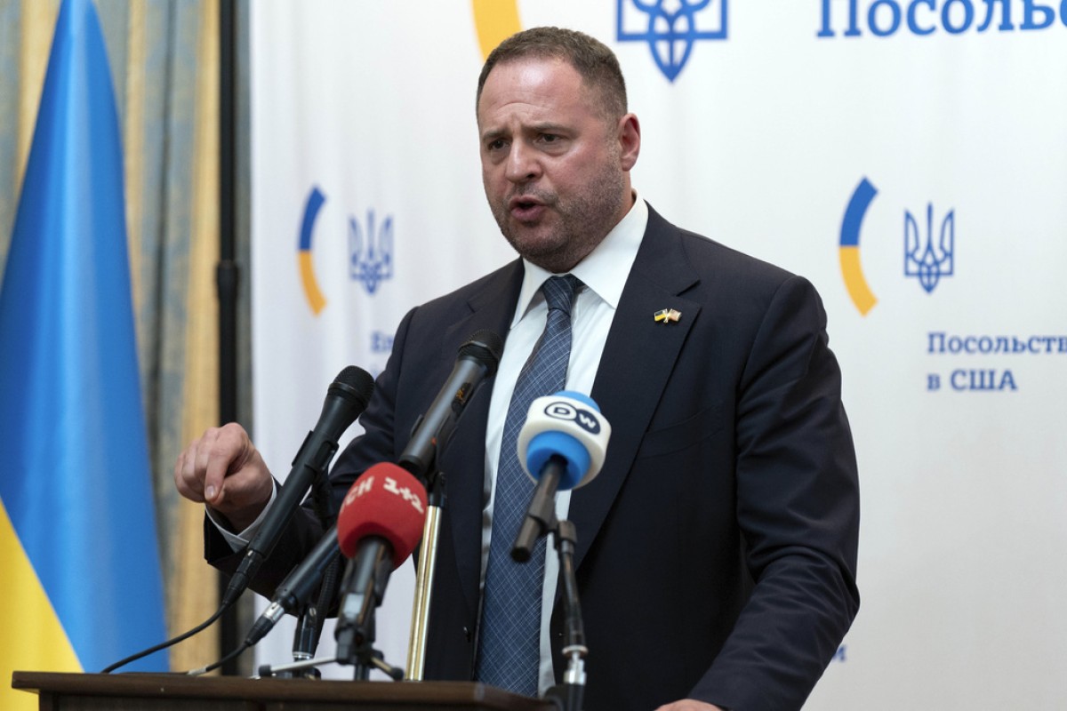 Ο Αντρέι Γερμάκ φαίνεται να κινεί τα νήματα στην πολιτική σκηνή της Ουκρανίας και θεωρείται το «δεξί χέρι» του προέδρου Βολοντίμιρ