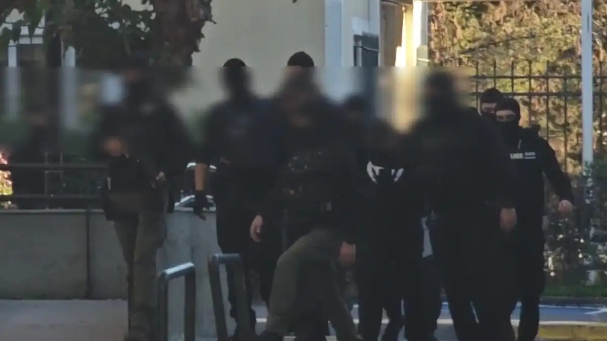 Στα δικαστήρια της πρώην σχολής Ευελπίδων οδηγήθηκαν σήμερα οι τέσσερις ύποπτοι που φέρονται να εμπλέκονται στη στυγερή δολοφονία