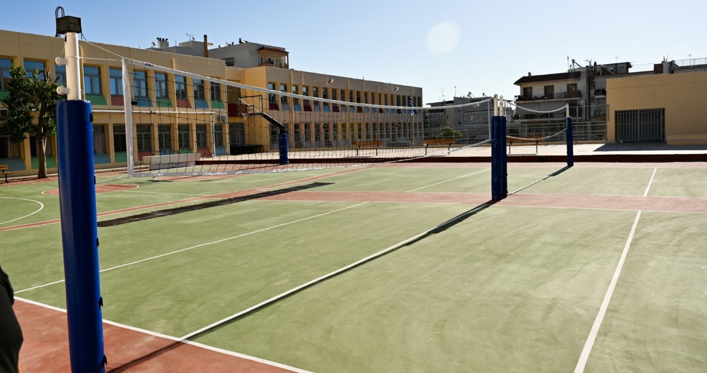 Στη σύλληψη δύο 17χρονων προχώρησαν οι αστυνομικές αρχές της Πάτρας, έπειτα από περιστατικό με έκρηξη κροτίδας μέσα στον χώρο