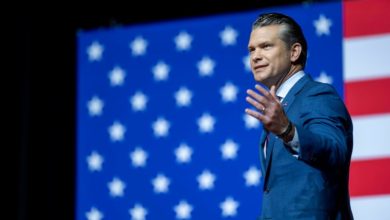 H στρατηγική των ΗΠΑ φαίνεται να αλλάζει σε συμβολικό επίπεδο. Τη νέα πινακίδα εγκατέστησε προσωπικά ο υπουργός Άμυνας, Πιτ Χέγκσεθ