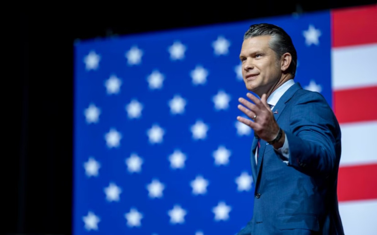 H στρατηγική των ΗΠΑ φαίνεται να αλλάζει σε συμβολικό επίπεδο. Τη νέα πινακίδα εγκατέστησε προσωπικά ο υπουργός Άμυνας, Πιτ Χέγκσεθ