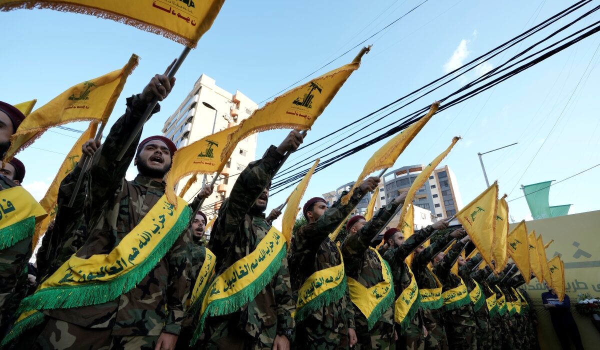 Το Ισραήλ προειδοποιεί ότι θα αυξήσει τη στρατιωτική πίεση στον νότιο Λίβανο, εάν η Χεζμπολάχ δεν αφοπλιστεί, κατηγορώντας παράλληλα