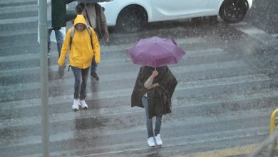 Σφοδρή κακοκαιρία πλήττει από το πρωί της Δευτέρας την Αττική, με έντονες καταιγίδες, κεραυνούς και θυελλώδεις ανέμους να δημιουργούν