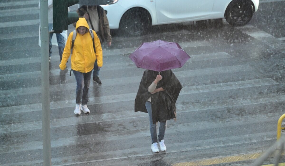 Σφοδρή κακοκαιρία πλήττει από το πρωί της Δευτέρας την Αττική, με έντονες καταιγίδες, κεραυνούς και θυελλώδεις ανέμους να δημιουργούν