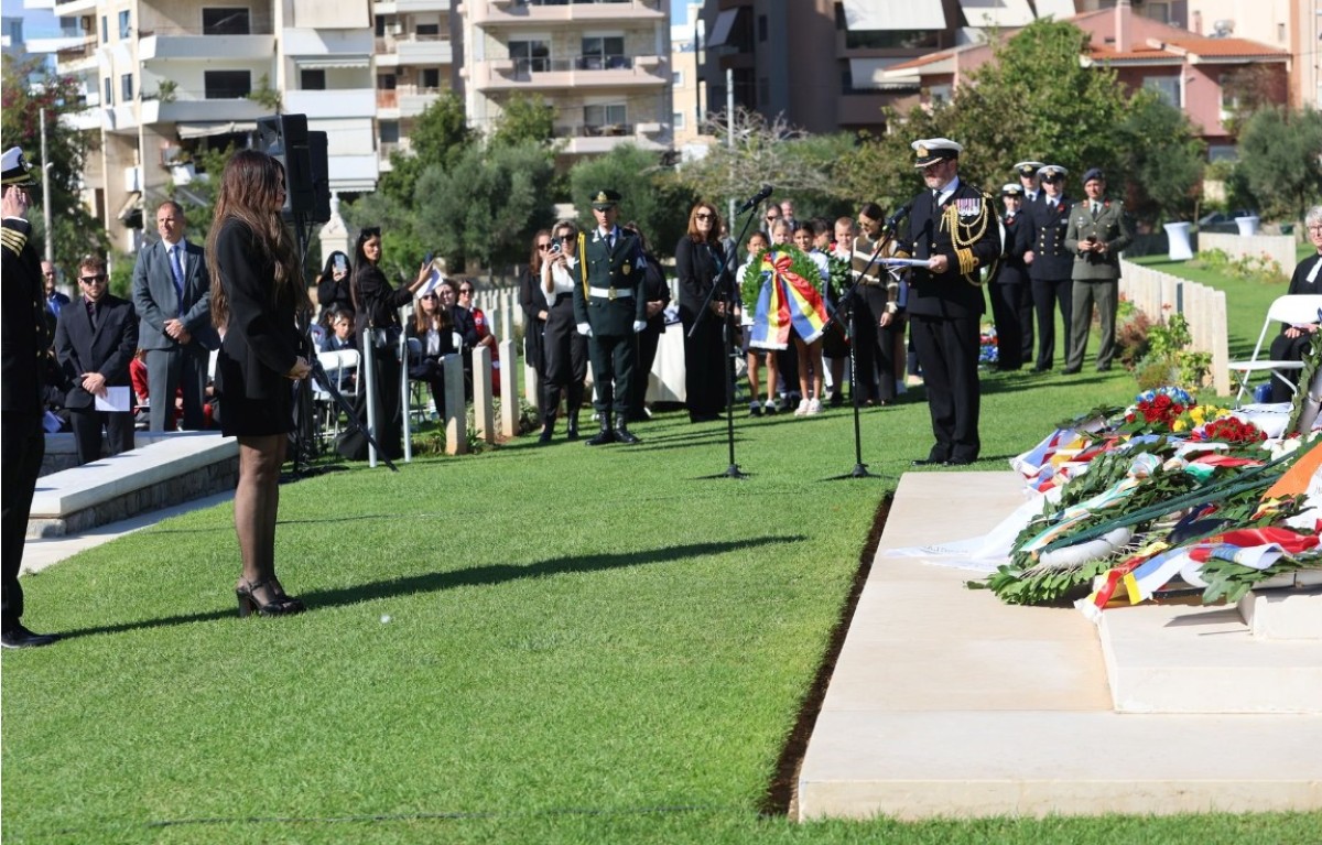 H Κίμπερλι Γκίλφοϊλ τίμησε την Τρίτη τη μνήμη των πεσόντων των δύο Παγκοσμίων Πολέμων, καταθέτοντας στεφάνια στο Πολεμικό Κοιμητήριο