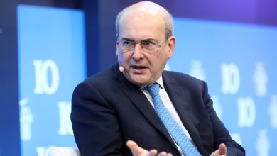 Στον απόηχο της συζήτησης για το κλείσιμο 204 καταστημάτων των ΕΛΤΑ, ο Κωστής Χατζηδάκης εμφανίζεται έντονα ενοχλημένος