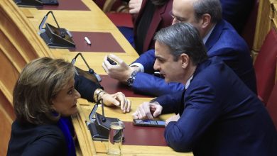 Με μια σύντομη αλλά χαρακτηριστική ατάκα, η Ντόρα Μπακογιάννη σχολίασε τις απουσίες των Κώστα Καραμανλή και Αντώνη Σαμαρά