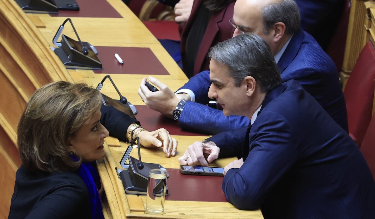 Με μια σύντομη αλλά χαρακτηριστική ατάκα, η Ντόρα Μπακογιάννη σχολίασε τις απουσίες των Κώστα Καραμανλή και Αντώνη Σαμαρά