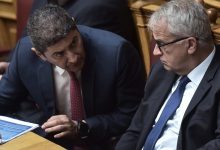 Η έρευνα αφορά 52 φυσικά πρόσωπα, που ανήκουν σε τέσσερις οικογένειες ή ομάδες, τα οποία φέρονται να εισέπραξαν παράνομα