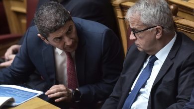 Η έρευνα αφορά 52 φυσικά πρόσωπα, που ανήκουν σε τέσσερις οικογένειες ή ομάδες, τα οποία φέρονται να εισέπραξαν παράνομα