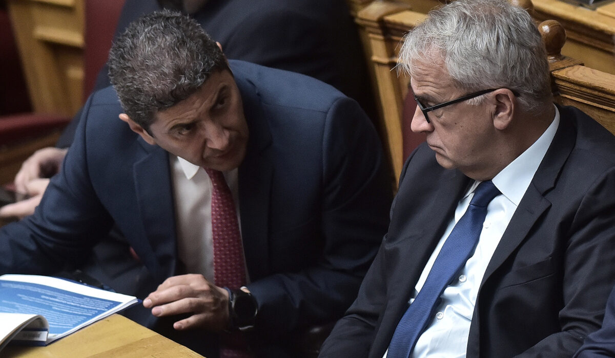 Η έρευνα αφορά 52 φυσικά πρόσωπα, που ανήκουν σε τέσσερις οικογένειες ή ομάδες, τα οποία φέρονται να εισέπραξαν παράνομα