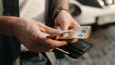 Οι Έλληνες εργαζόμενοι συνεχίζουν να βρίσκονται ανάμεσα στους χαμηλότερα αμειβόμενους στην Ευρωπαϊκή Ένωση, με τη χώρα μας