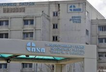 Συναγερμός έχει σημάνει σε πλατεία στην Πάτρα, όπου ένας 23χρονος βρίσκεται ταμπουρωμένος σε μπαλκόνι πολυκατοικίας και σύμφωνα με πληροφορίες κρατάει μαχαίρι.