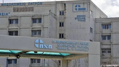 Συναγερμός έχει σημάνει σε πλατεία στην Πάτρα, όπου ένας 23χρονος βρίσκεται ταμπουρωμένος σε μπαλκόνι πολυκατοικίας και σύμφωνα με πληροφορίες κρατάει μαχαίρι.