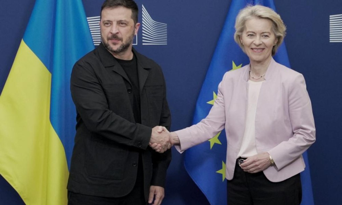 Η προμήθεια αμερικανικών όπλων στην Ουκρανία συνδέεται άμεσα με τα «παγωμένα» ρωσικά κεφάλαια, απαιτώντας ομοφωνία των κρατών-μελών