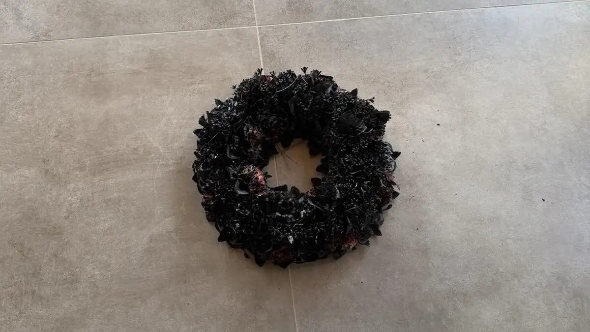 Σε κλίμα έντασης ξύπνησε η τοπική κοινωνία της Ρόδου, αφού σπίτι γνωστού επιχειρηματία βρέθηκε σήμερα, Πέμπτη 13 Νοεμβρίου 2025