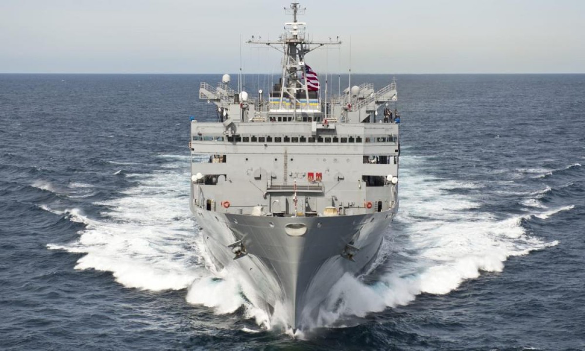 Ένα ρωσικό πλοίο πληροφοριών αναχαιτίστηκε από την Αμερικανική Ακτοφυλακή μόλις λίγα μίλια νότια της  νήσου Οάχου, σύμφωνα