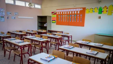 Αγανάκτηση συνεχίζει να προκαλεί η είδηση ότι μια δασκάλα της Α’ Δημοτικού σε σχολείο του Λουτρακίου υπέβαλε επίσημη καταγγελία