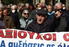 Σφοδρές αντιδράσεις προκαλεί η απόφαση της κυβέρνησης να χορηγήσει ένα εφάπαξ επίδομα 250 ευρώ σε συνταξιούχους, ενίσχυση που