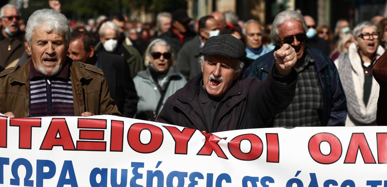 Σφοδρές αντιδράσεις προκαλεί η απόφαση της κυβέρνησης να χορηγήσει ένα εφάπαξ επίδομα 250 ευρώ σε συνταξιούχους, ενίσχυση που