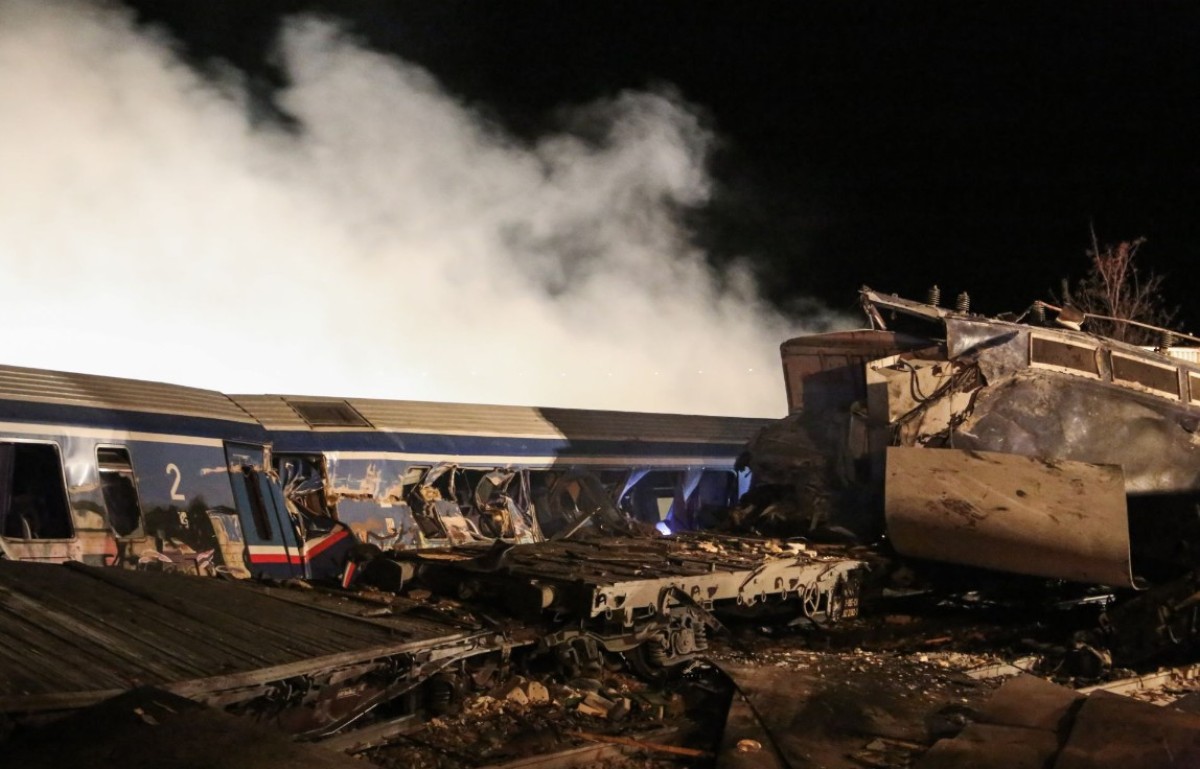 Σχεδόν τρία χρόνια μετά τη φονική σιδηροδρομική τραγωδία στα Τέμπη, οι οικογένειες των θυμάτων εξακολουθούν να αναζητούν απαντήσεις