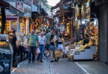 Η εκτίναξη των τιμών στην Τουρκία σπρώχνει ολοένα και περισσότερους κατοίκους να περνούν τα σύνορα, αναζητώντας φθηνότερα προϊόντα