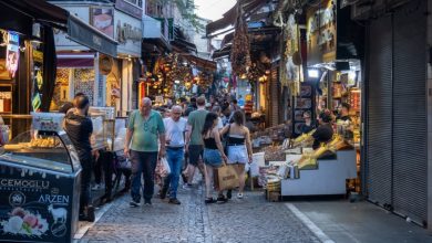 Η εκτίναξη των τιμών στην Τουρκία σπρώχνει ολοένα και περισσότερους κατοίκους να περνούν τα σύνορα, αναζητώντας φθηνότερα προϊόντα