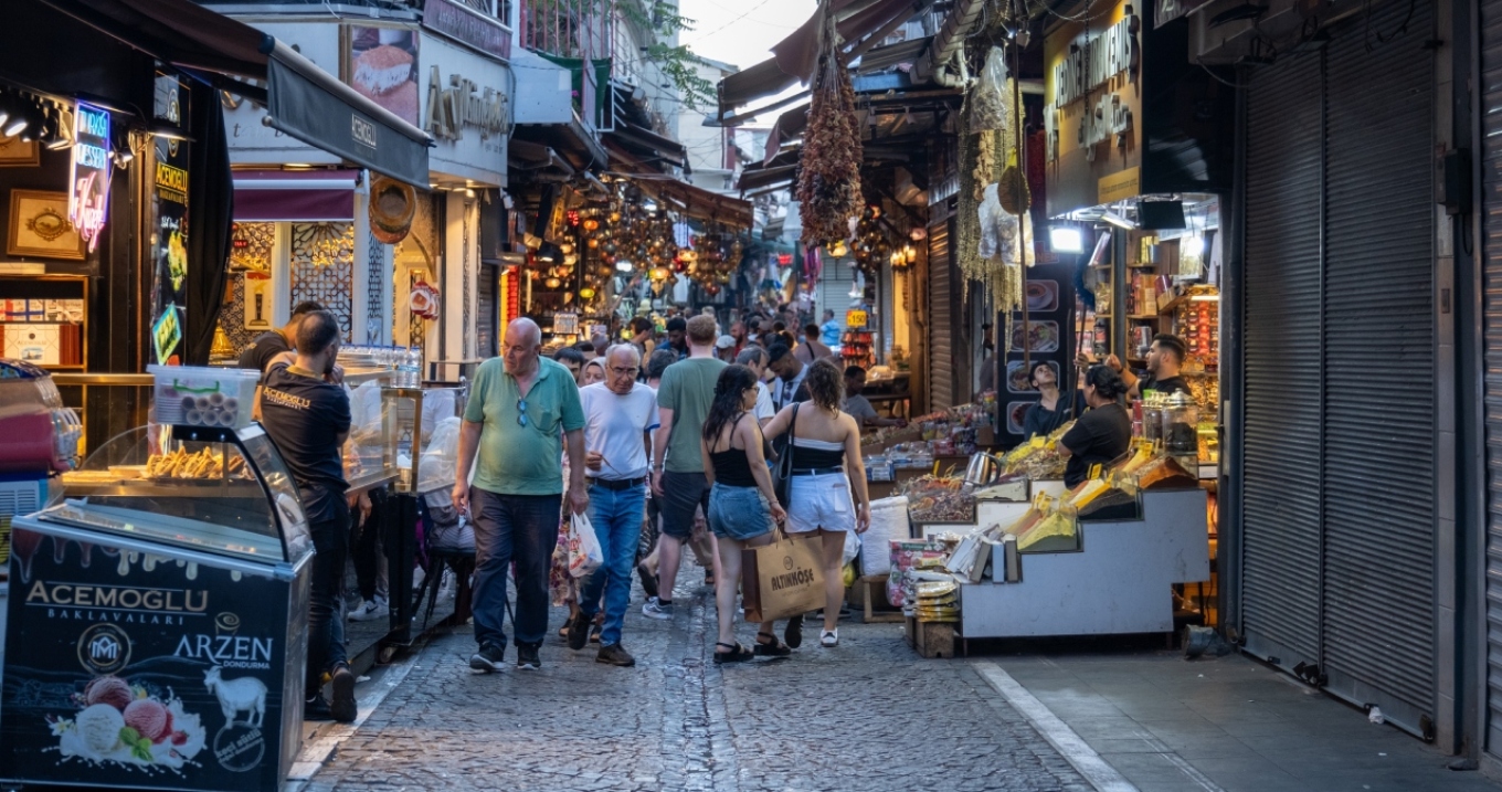 Η εκτίναξη των τιμών στην Τουρκία σπρώχνει ολοένα και περισσότερους κατοίκους να περνούν τα σύνορα, αναζητώντας φθηνότερα προϊόντα