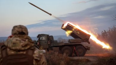 Στρατιωτικοί αναλυτές και πολιτικοί παράγοντες στην Ουκρανία κρούουν τον κώδωνα του κινδύνου, επισημαίνοντας πως οι παρατεταμένες