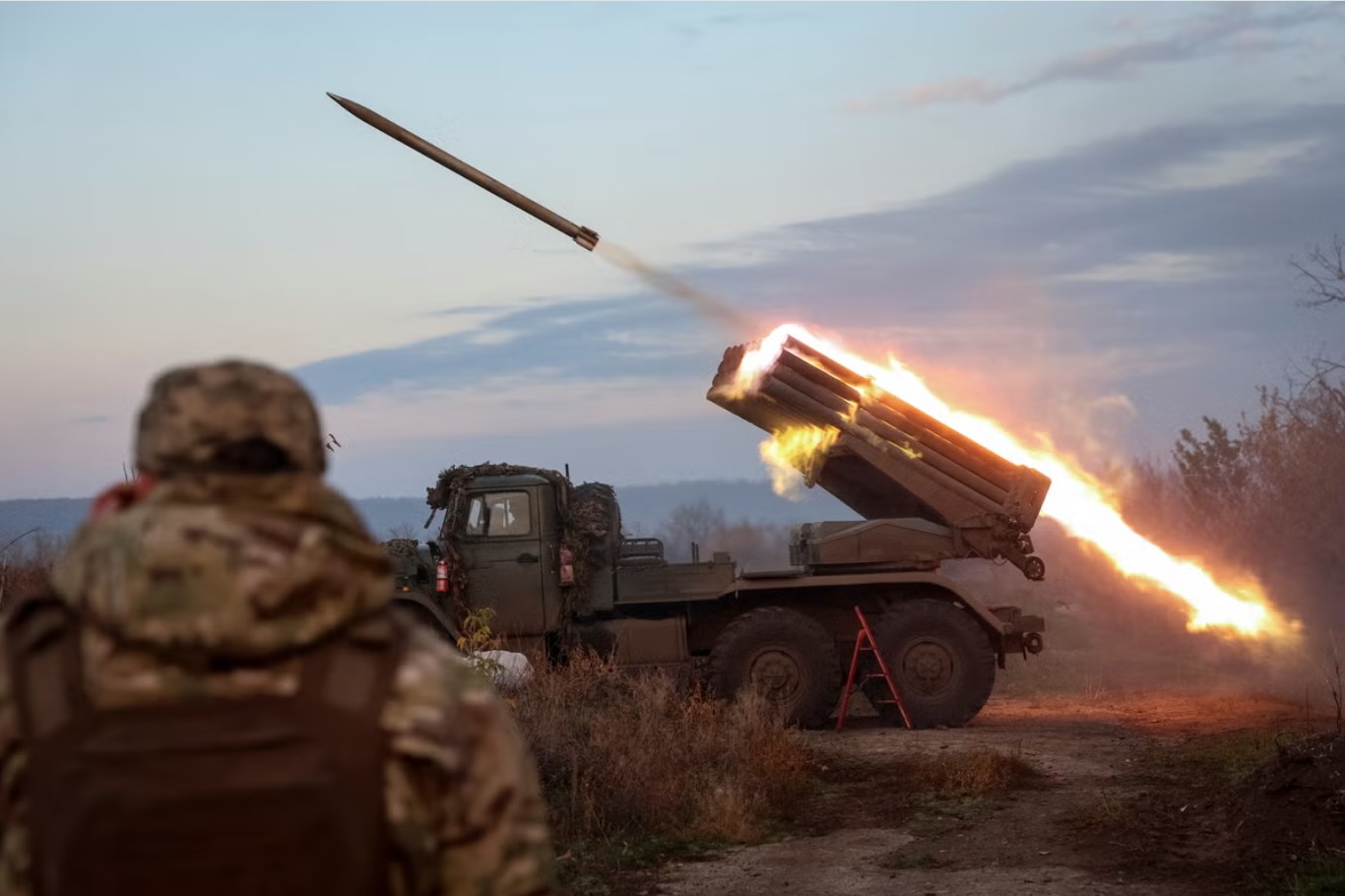 Στρατιωτικοί αναλυτές και πολιτικοί παράγοντες στην Ουκρανία κρούουν τον κώδωνα του κινδύνου, επισημαίνοντας πως οι παρατεταμένες