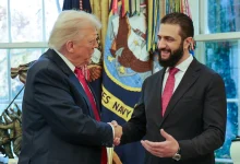 Τον γύρο του Διαδικτύου κάνει βίντεο με τον Αμερικανό πρόεδρο, Ντόναλντ Τραμπ, να ψεκάζει με άρωμα τον μεταβατικό Σύρο