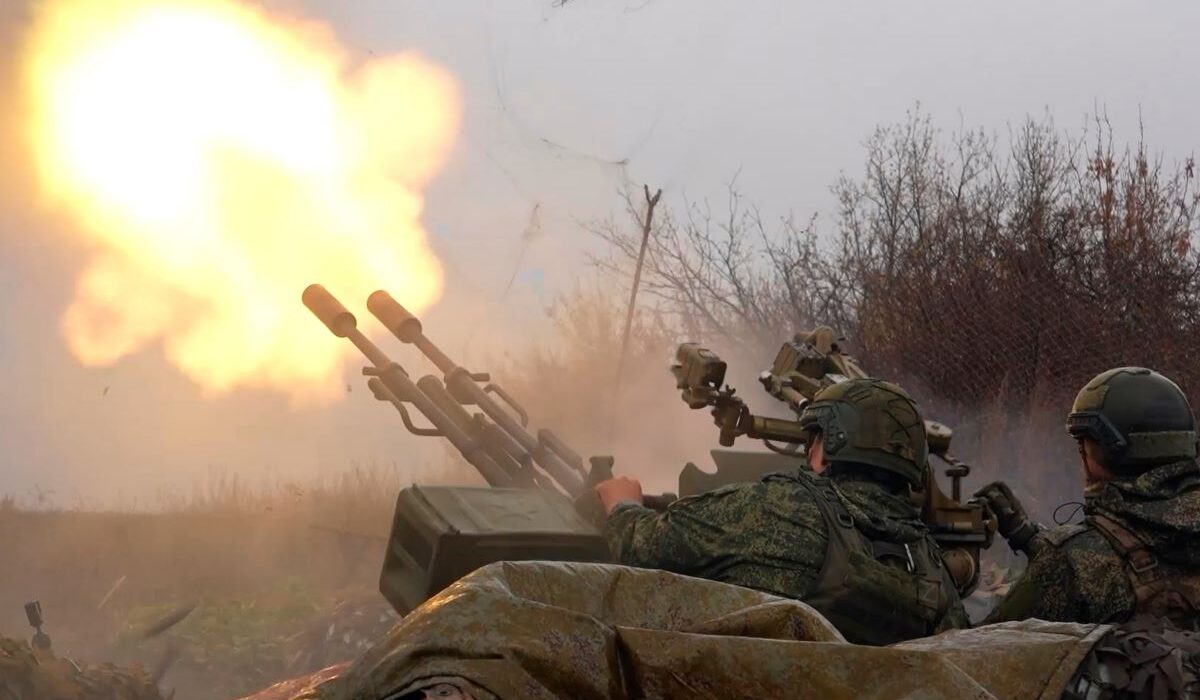 Λιγότερο από δύο χιλιόμετρα χωρίζουν πλέον τις ρωσικές δυνάμεις από την πλήρη περικύκλωση του Ποκρόβσκ, με το βορειοανατολικό τμήμα