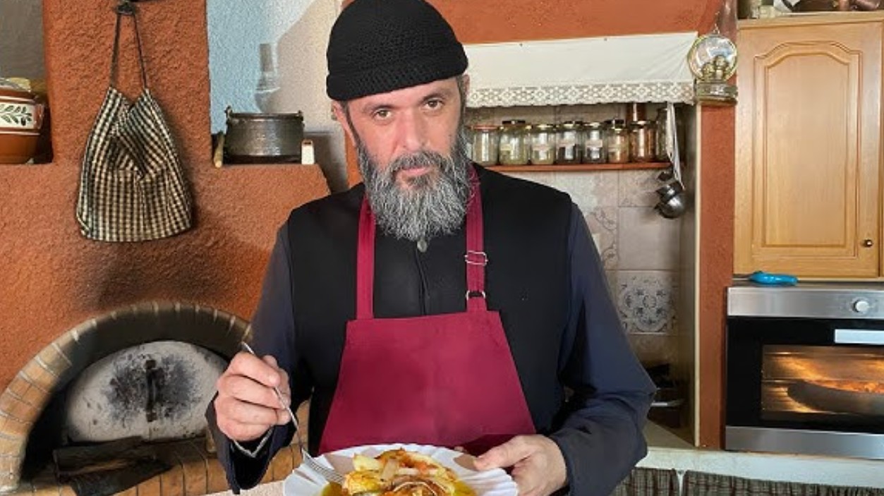 Σοκ προκαλεί η υπόθεση του 40χρονου Βασίλη Βεζυρέα, γνωστού στο διαδίκτυο ως «Παρθένιος», ο οποίος αυτοανακηρύχθηκε Αρχιεπίσκοπος