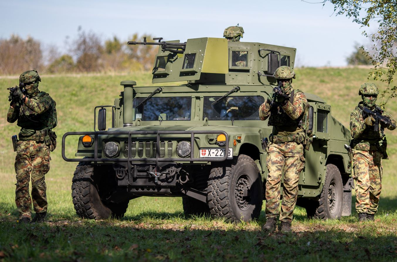 Ένα πρωτοφανές και ταυτόχρονα επικίνδυνο περιστατικό σημειώθηκε στα σύνορα Κοσσόβου και Σερβίας, όταν ένοπλοι Αλβανοί επιτέθηκαν