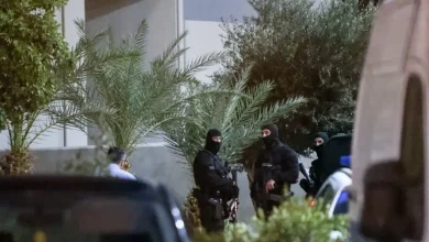 Η ατμόσφαιρα στα Βορίζια Ηρακλείου παραμένει τεταμένη μετά το διπλό φονικό που συγκλόνισε το χωριό, αφήνοντας πίσω του ανείπωτη